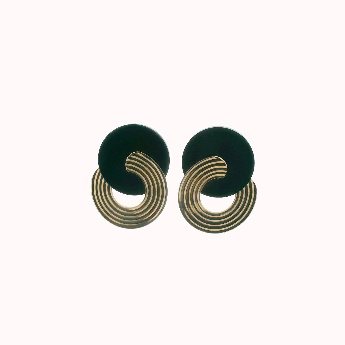 Vintage 14K Yellow Gold Textured Circle Onyx Earrings