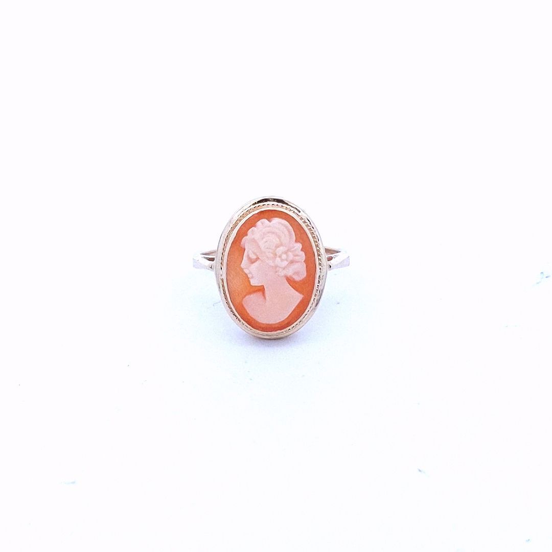 Vintage 14K Yellow Gold Carved Shell Cameo Ring
