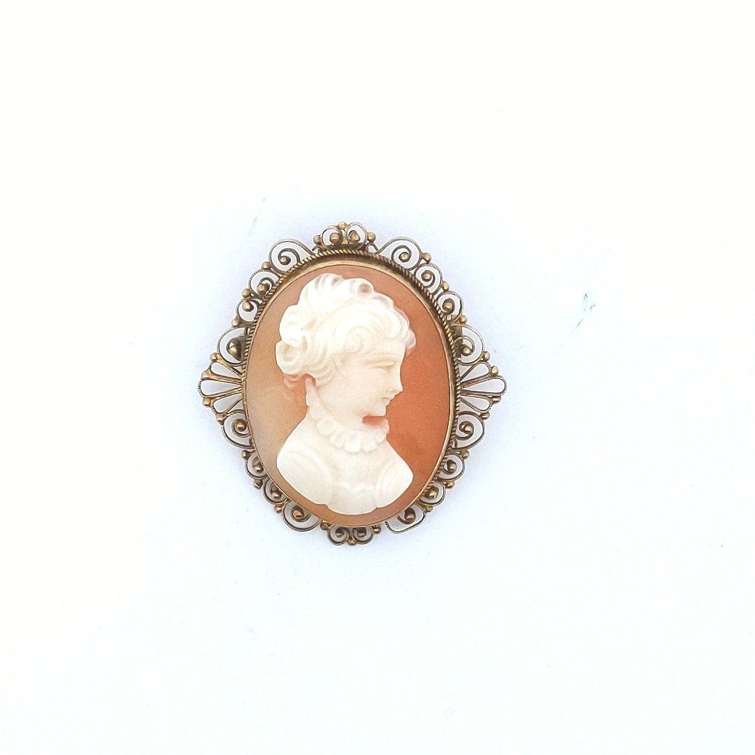 Vintage 18K Yellow Gold Hand Carved Shell Cameo Brooch