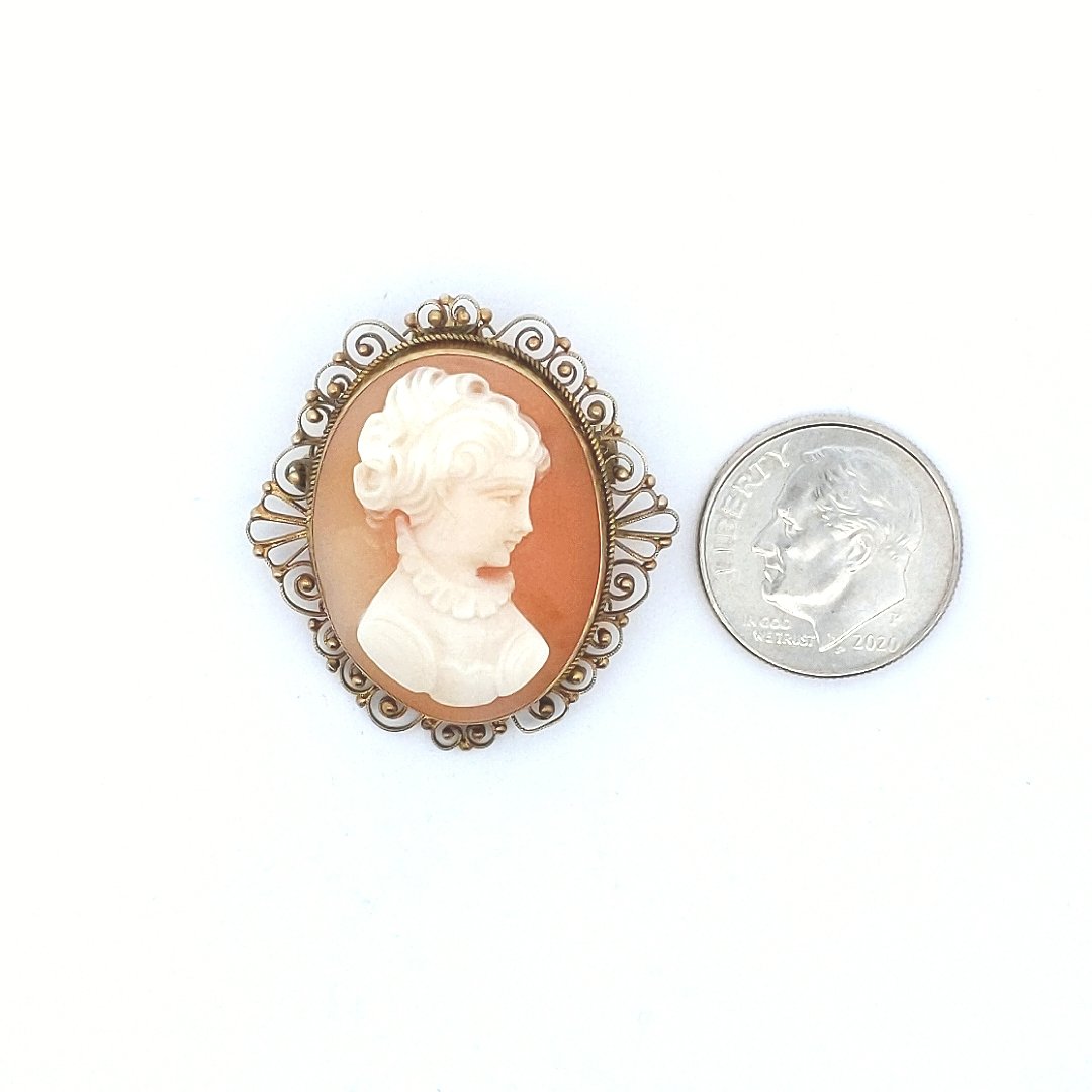 Vintage 18K Yellow Gold Hand Carved Shell Cameo Brooch