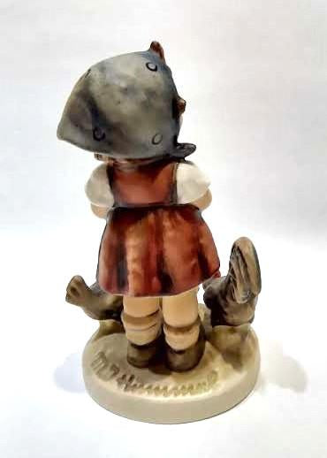"Girl With Chickens" Goebel 199/1