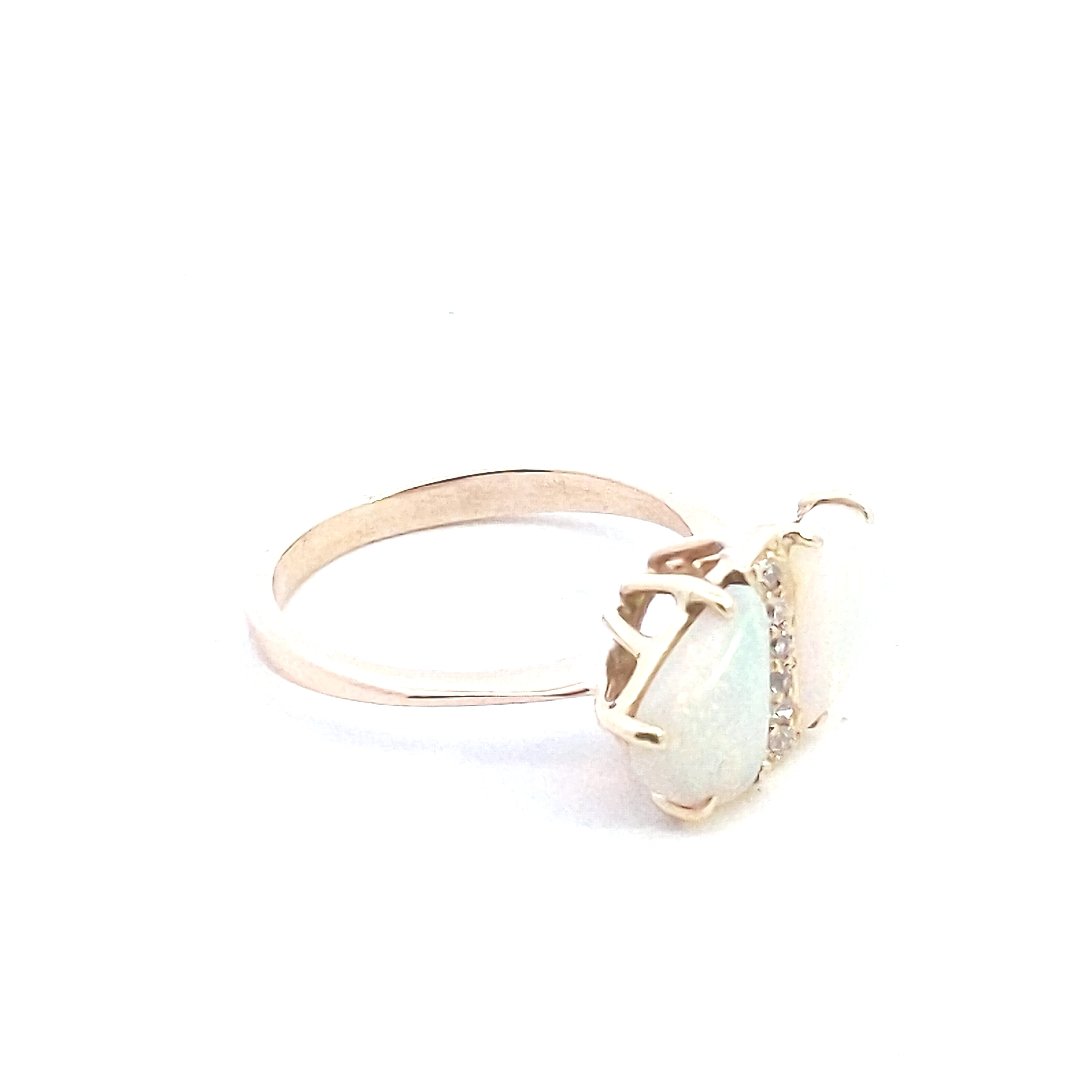 Vintage $450 14K Yellow Gold Opal Diamond Ring