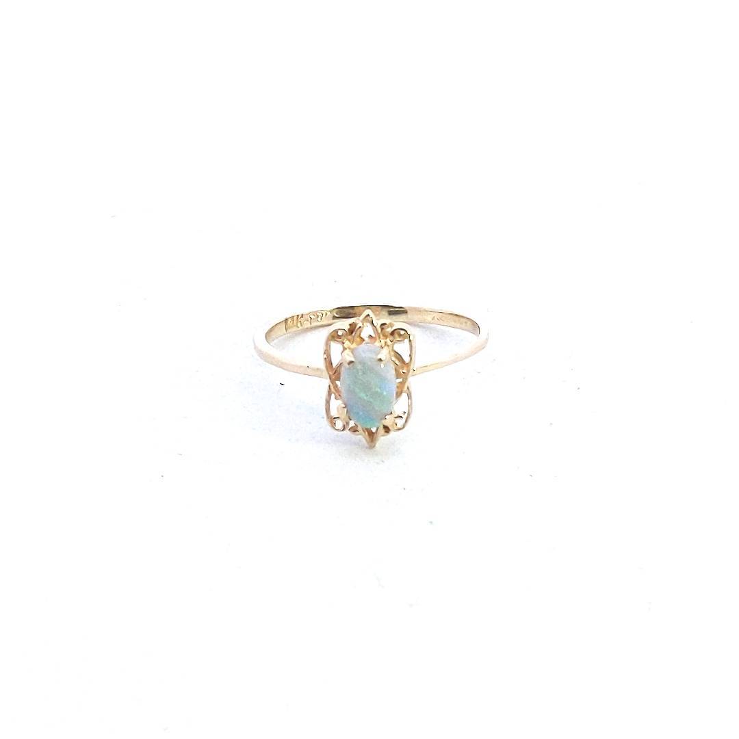 Vintage $150 14K Yellow Gold Oval Opal Ring