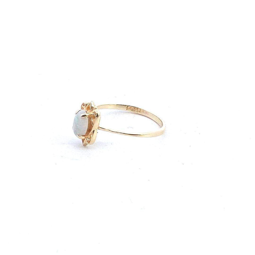 Vintage $150 14K Yellow Gold Oval Opal Ring