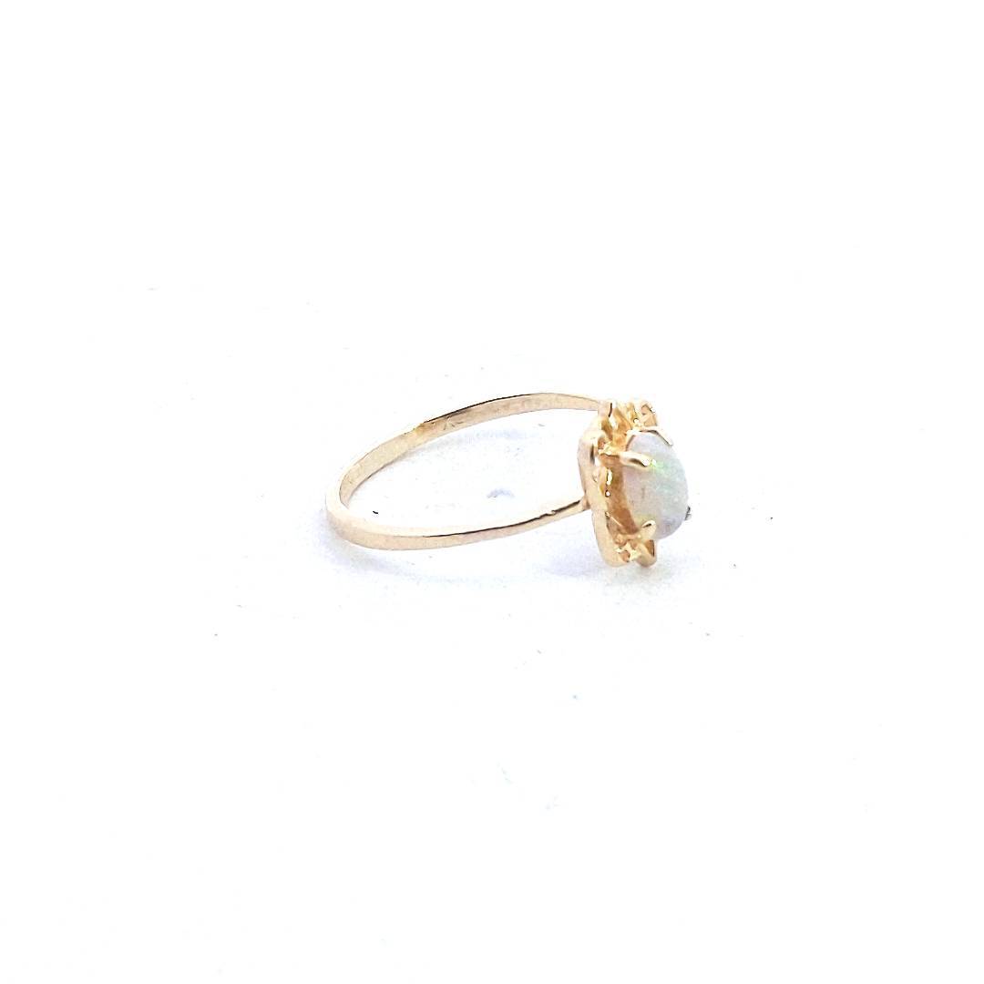 Vintage $150 14K Yellow Gold Oval Opal Ring